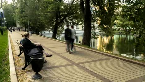 Hyperlaps-Video-von-Menschen-an-einem-Sommertag-auf-dem-Boulevard-flanieren