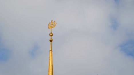 Ein-Turm-mit-einem-vergoldeten-Schiff-auf-das-Gebäude-der-Admiralität-Main.-Sankt-Petersburg