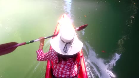 Ángulo-superior-visión-de-mujer-de-kayak-en-Laguna-acción-cámara-POV-de-niña-remando-en-Kayak-barco