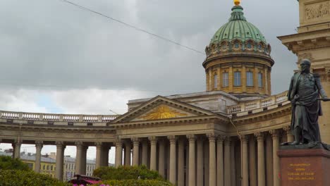 Kuppel-und-Säulen-der-Kasaner-Kathedrale-in-St.-Petersburg