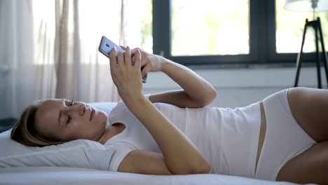 Mujer-en-la-cama,-control-de-aplicaciones-sociales-con-smartphone