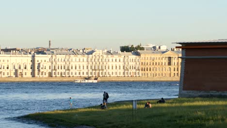 People-rests-on-a-coast-of-Peter-and-Paul-Fortress--in-the-summer---St.-Petersburg,-Russia