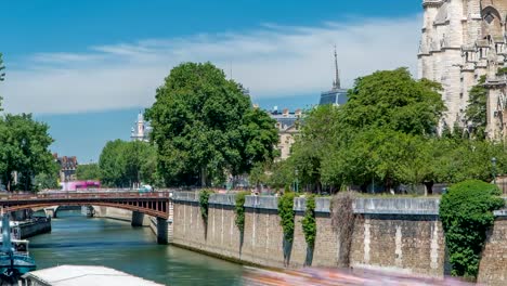 Seine-mit-Double-Bridge-und-Notre-Dame-de-Paris-Timelapse-ist-eines-der-berühmtesten-Wahrzeichen-von-Paris