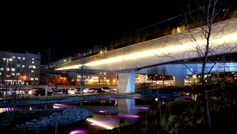 Schwimmende-Brücke-von-Zarjadje-Park-(nachts)-am-Moskvoretskaya-Ufer-des-Moskwa-Flusses-in-Moskau,-Russland.