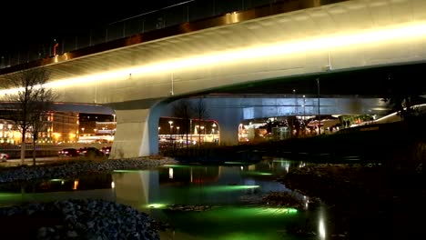 Schwimmende-Brücke-von-Zarjadje-Park-(nachts)-am-Moskvoretskaya-Ufer-des-Moskwa-Flusses-in-Moskau,-Russland.