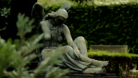 Sehen-Sie-sich-auf-schöne-Skulptur-der-traurige-weibliche-Engel,-Statue-auf-Mirogoj-Friedhof