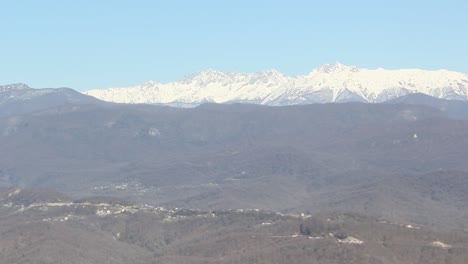 Vista-de-la-ciudad-de-Sochi-y-sus-alrededores-de-la-montaña-Akhun