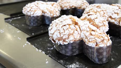 Schwenken-von-Ostern-Kuchen-Tauben-im-Teig-auf-Arbeitsplatte,-Nahaufnahme