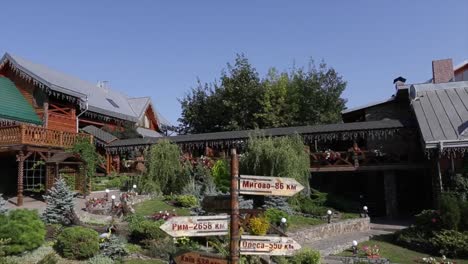 Cafe-Terrasse-in-kleinen-europäischen-Stadt