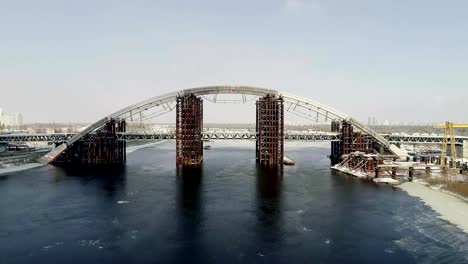 Oxidado-puente-inacabado-en-Kiev,-Ucrania.-Puente-combinado-del-coche-y-metro-en-construcción.