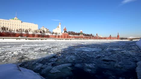 Blick-auf-den-Fluss-Moskwa-und-den-Kreml-(Wintertag),-Moskau,-Russland