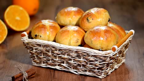 Ostern-Hot-Cross-Buns-in-einem-Korb