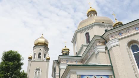 Wunderschöne-orthodoxe-Kirche-vor-dem-Hintergrund-des-strahlend-blauen-Himmel