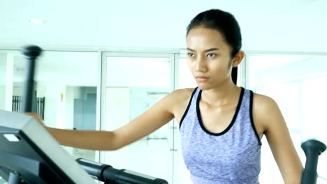 Asiatische-Frau-Übung-im-Fitnessstudio.-Sport-und-Reaktion-Konzept.-4k-Auflösung.