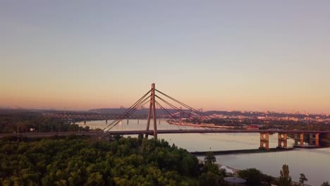 Video-Brücke-bei-Sonnenuntergang-in-Kiew-Ukraine