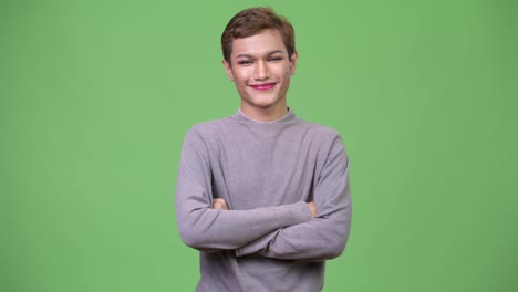 Glücklicher-junge-androgynen-asiatischen-Mann-mit-verschränkten-Armen