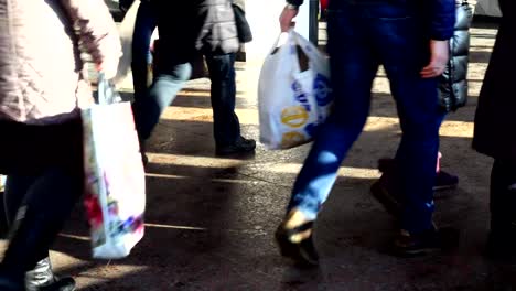 Pasajeros-en-la-estación-de-tren-de-Kiev.