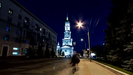 Der-Glockenturm-der-Himmelfahrt-Kathedrale-Uspenskij-Sobor-Tag-zu-Nacht-Timelapse-Hyperlapse-in-Charkiw,-Ukraine