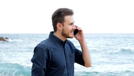 Hombre-hablando-por-teléfono,-caminar-por-la-playa