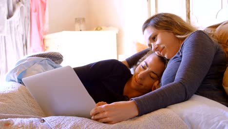 Pareja-de-lesbianas-usando-laptop-en-dormitorio-4k