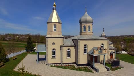 Orthodoxe-Kirche-in-der-ukrainischen-Dorf.-Luftaufnahme.