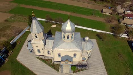 Orthodoxe-Kirche-in-der-ukrainischen-Dorf.-Luftaufnahme.