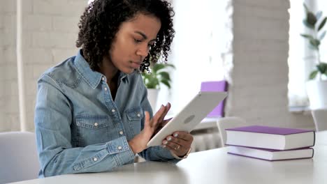 Afrikanisches-Mädchen-mit-Tablet