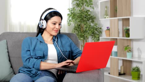 Mujer-feliz-con-auriculares-contenido-portátil-de-navegación