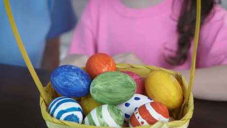 Porträt-einer-glücklichen-Familie-zu-Ostern.