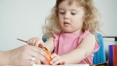 Niña-pequeña-pintando-huevos-de-Pascua