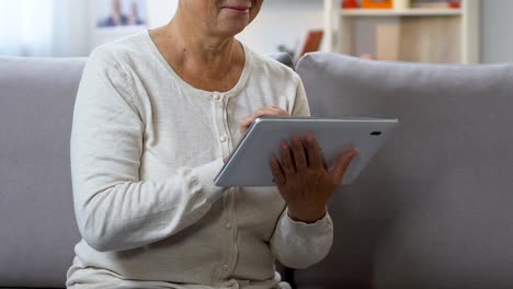 Frau-mittleren-Alters-chatten-in-sozialem-Netzwerk-auf-Tablet,-die-Verbindung-mit-der-Familie