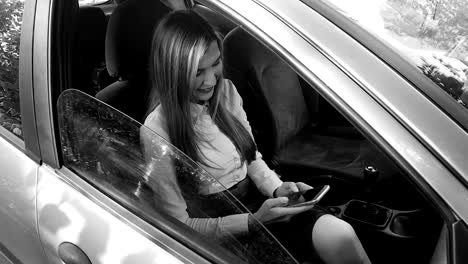 Beautiful-girl-using-her-mobile-phone-in-the-car