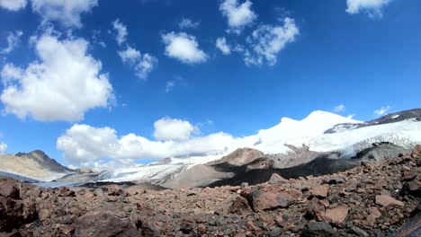 Zeitraffer-des-Fußes-des-schlafenden-Elrusus-Vulkans-mit-schneebedeckten-Gipfeln-des-Himmels-mit-bewegten-Schatten-und-Wolken.-Nordkaukasus.-Russland