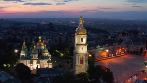 Vuelo-por-la-noche-sobre-la-Catedral-de-Sofía-en-Kiev