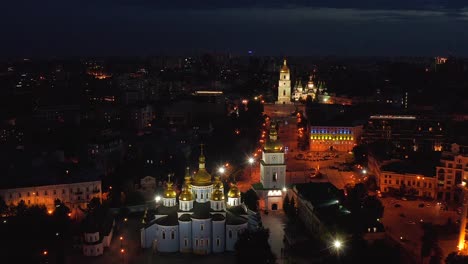 Flug-in-der-Nacht-über-die-Kathedrale-von-Sofia-in-Kiew