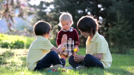 Süße-Kinder,-Junge-Brüder-mit-hasen-Ohren,-Eierjagd-für-Ostern,-Kinder-und-Ostertage-Traditionen.-Kinder-und-Urlaub