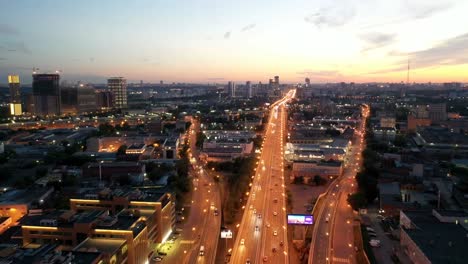 Luftblick-auf-die-Häuser-und-Straßen-der-Metropole