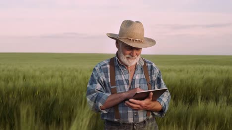 Farmer-utiliza-un-dispositivo-digital.-Agricultura,-Concepto-Agrícola.