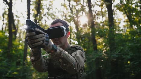 Soldat-zielt-mit-Pistole-tragen-Virtual-Reality-Brille-im-Freien