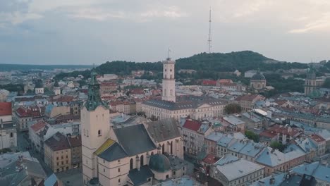 Ciudad-aérea-de-Lviv,-Ucrania.-Ciudad-Europea.-Zonas-populares-de-la-ciudad.-Ayuntamiento