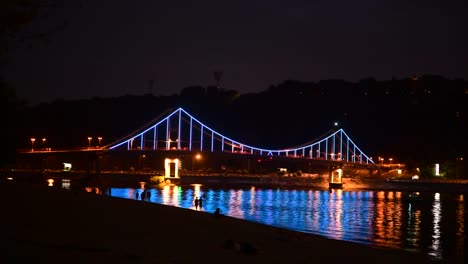 Kiew-pedastrian-Brücke-Beleuchtung-auf-Dnipro-Fluss-Reflexion-Ukraine-Reisen