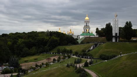 Vista-de-Kiev-de-las-colinas-y-la-iglesia-en-tiempo-nublado.