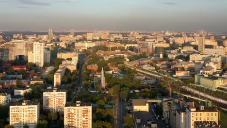 Luftblick-auf-die-Häuser-und-Straßen-der-Metropole