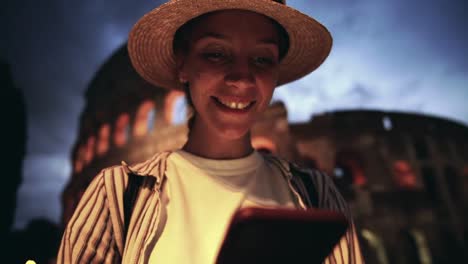 Sonriendo-caucásico-hipster-chica-en-sombrero-utilizando-la-aplicación-para-buscar-visitas-turísticas-y-rutas-notables-mientras-pasa-tiempo-en-viaje-en-Italia