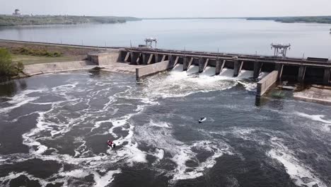 presa-de-agua-en-el-río-en-Voronezh