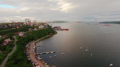 Aerial-view-of-the-cityscape-overlooking-the-Egersheld-district.-Seascape-with-boats-and-the-city.-Vladivostok,-Russia