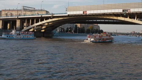 Moskau,-Russland---11.-August-2019.-Moskwa-Fluss,-das-Schiff-segelt-unter-der-Brücke