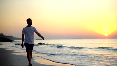 Digital-Nomad-oder-Freelancing-Expat-mit-alternativem-Lifestyle-Walking-am-tropischen-Strand-des-exotischen-Landes-während-Sonnenaufgang