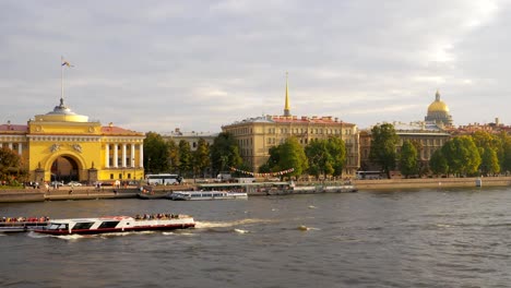 Wasser--und-Autotransport-in-Sankt-Petersburg,-Blick-von-der-Brücke-über-den-Fluss-Newa