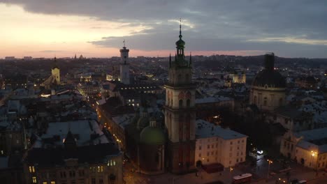 vuelo-por-encima-de-los-tejados-al-atardecer.-antigua-ciudad-europea.-Ucrania-Lviv